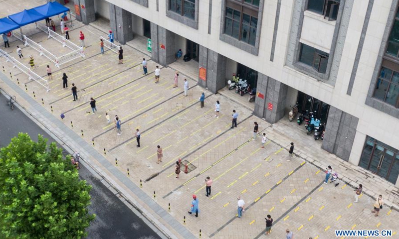 Residents queue up to receive nucleic acid tests at a testing site in Yangzhou, east China's Jiangsu Province, Aug. 14, 2021. The city of Yangzhou launched a new round of mass nucleic acid testing in key areas on Saturday.Photo:Xinhua