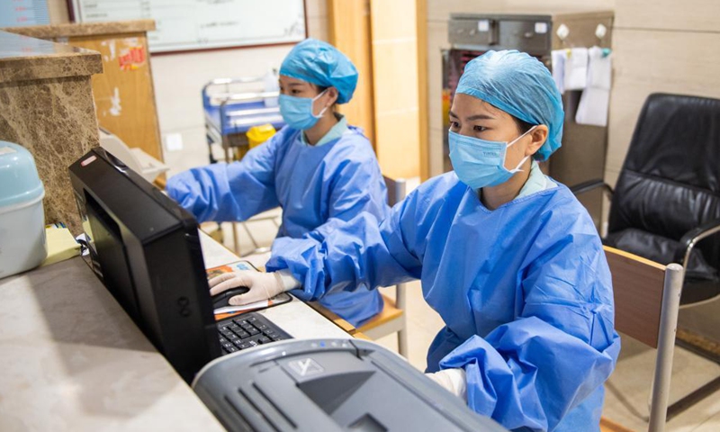 Xiang Ka (R) is on duty at the Zhangjiajie Hospital of Traditional Chinese Medicine in Zhangjiajie City, central China's Hunan Province, Aug. 13, 2021.Photo:Xinhua