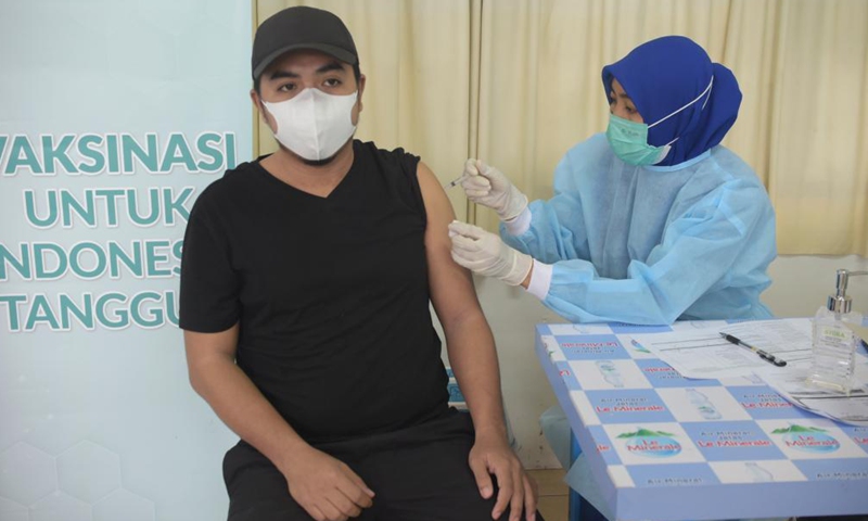 A medical worker administers a dose of COVID-19 vaccine for a man in Jakarta, Indonesia, Aug. 14, 2021.Photo:Xinhua