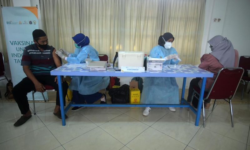 People receive COVID-19 vaccines in Jakarta, Indonesia, Aug. 14, 2021.Photo:Xinhua