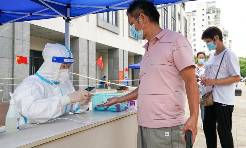 Residents register for nucleic acid tests at a testing site in Yangzhou, east China's Jiangsu Province, Aug. 14, 2021. The city of Yangzhou launched a new round of mass nucleic acid testing in key areas on Saturday.Photo:Xinhua