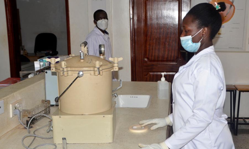 A student is seen in the laboratory at a medical school in Kampala, Uganda, Aug. 13, 2021.(Photo: Xinhua)