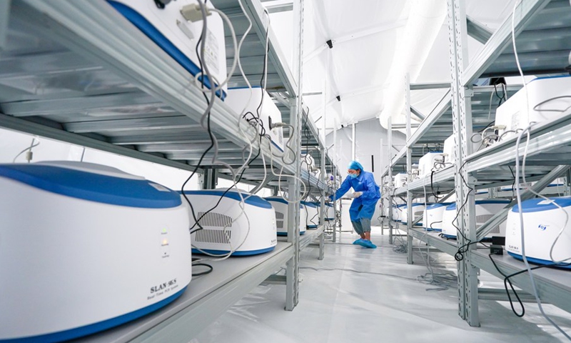 A medical worker checks at a Falcon air-inflated testing lab for COVID-19 nucleic acid testing at Yangzhou International Exhibition Center in Yangzhou, east China's Jiangsu Province, Aug. 14, 2021.(Photo: Xinhua)