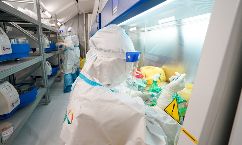 Medical workers are seen at a Falcon air-inflated testing lab for COVID-19 nucleic acid testing at Yangzhou International Exhibition Center in Yangzhou, east China's Jiangsu Province, Aug. 14, 2021.(Photo: Xinhua)