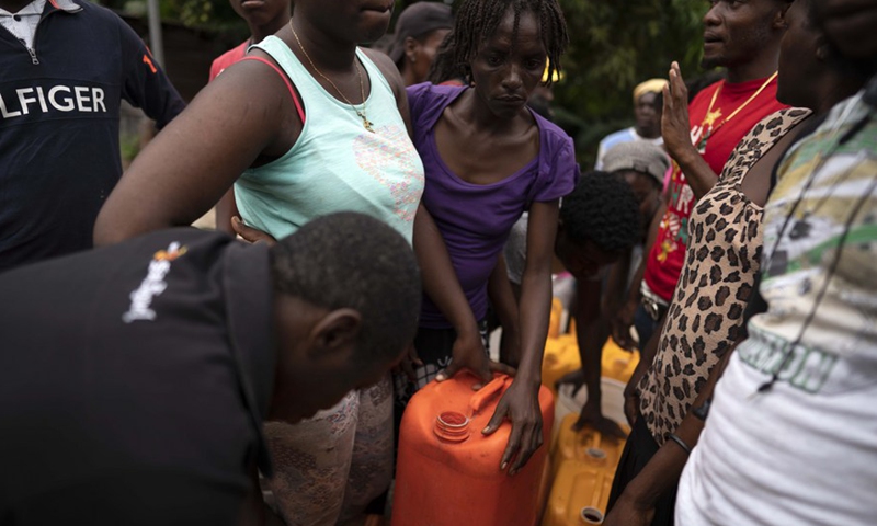 Residents collect water after an earthquake, in Les Cayes, Haiti, on Aug. 16, 2021.(Photo: Xinhua)