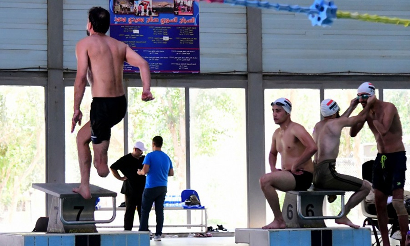 A Syrian veteran with physical impairment is ready to jump into a swimming pool at a training camp in Damascus, Syria, on Aug. 16, 2021.(Photo: Xinhua)