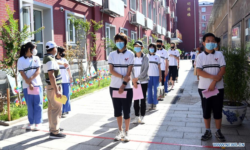Students wait to receive doses of COVID-19 vaccine at the Hangtian Campus of the Beijing Yuying School in Beijing, capital of China, on Aug. 21, 2021.Photo:Xinhua
