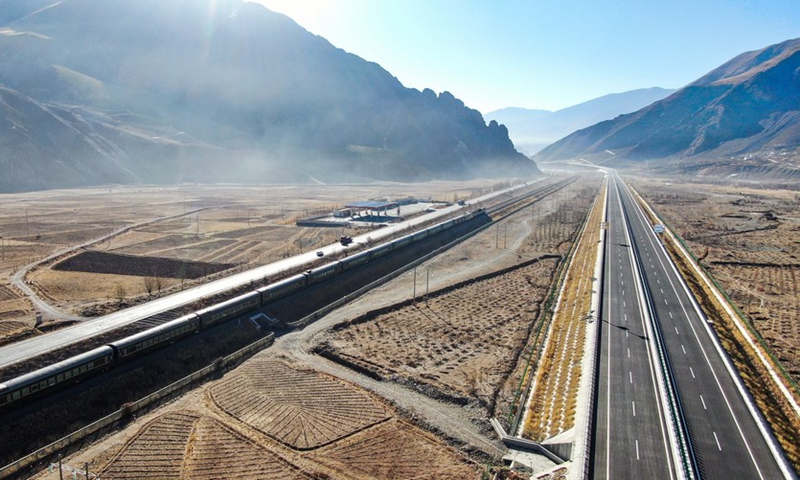 Photo aérienne prise le 28 janvier 2021 montrant une section de l'autoroute à haute teneur Lhassa-Nagqu (R) et le chemin de fer Qinghai-Tibet dans la région autonome du Tibet, dans le sud-ouest de la Chine.  (Photo : Xinhua)