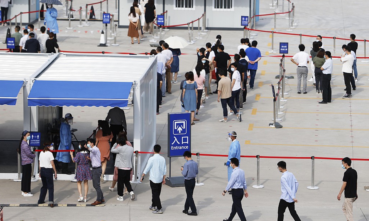 Employees of Shanghai Pudong International Airport take nucleic acid tests on August 20, 2021. Photo: CFP