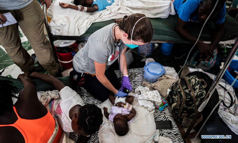 A baby is treated at a hospital in Les Cayes, Haiti, on Aug. 22, 2021. The number of people killed by the 7.2-magnitude earthquake on Aug. 14 in Haiti has risen to 2,207, with 344 still missing, the country's civil protection agency reported on Sunday.(Photo: Xinhua)