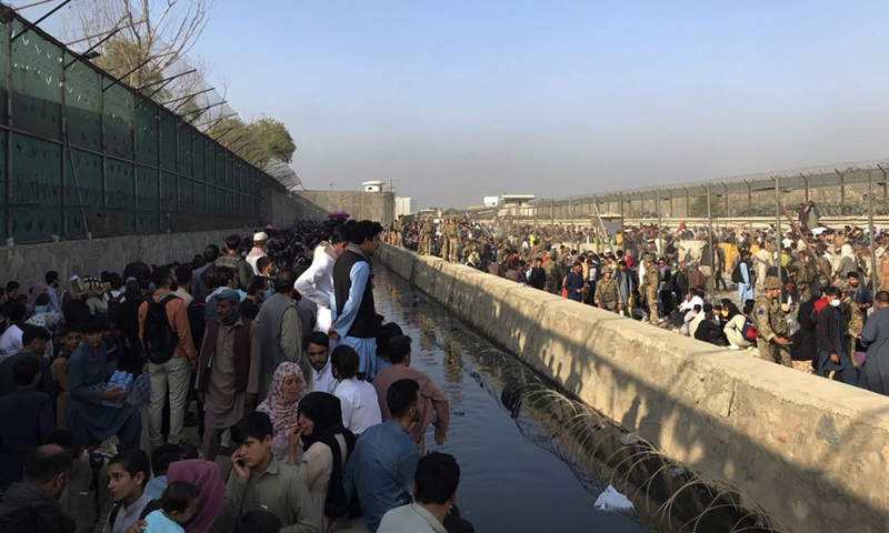 Afghans gather near a gate of Kabul airport in Kabul, Afghanistan, Aug. 22, 2021.(Photo: Xinhua)