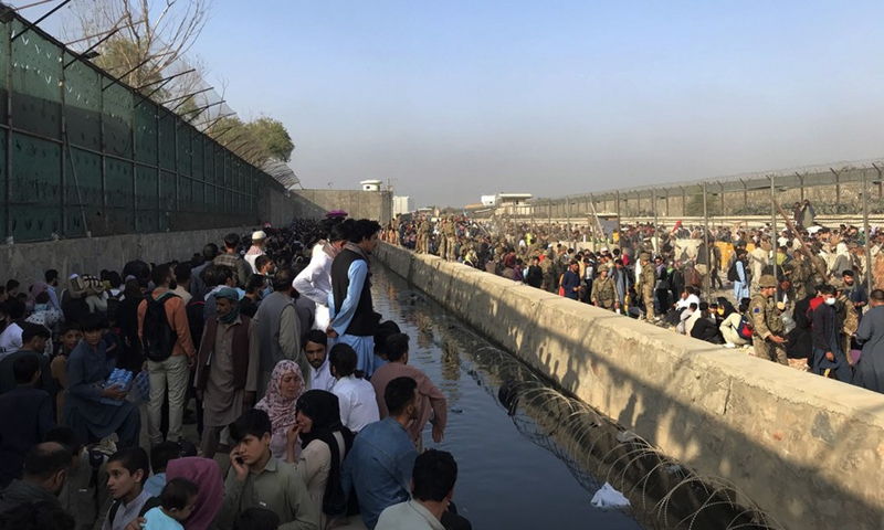 Afghans gather near a gate of Kabul airport in Kabul, Afghanistan, Aug. 22, 2021.(Photo: Xinhua)