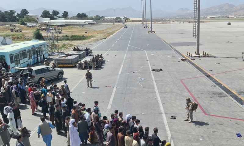 Photo taken on Aug. 16, 2021 shows people gathering at the Kabul airport in Kabul, Afghanistan.(Photo: Xinhua)