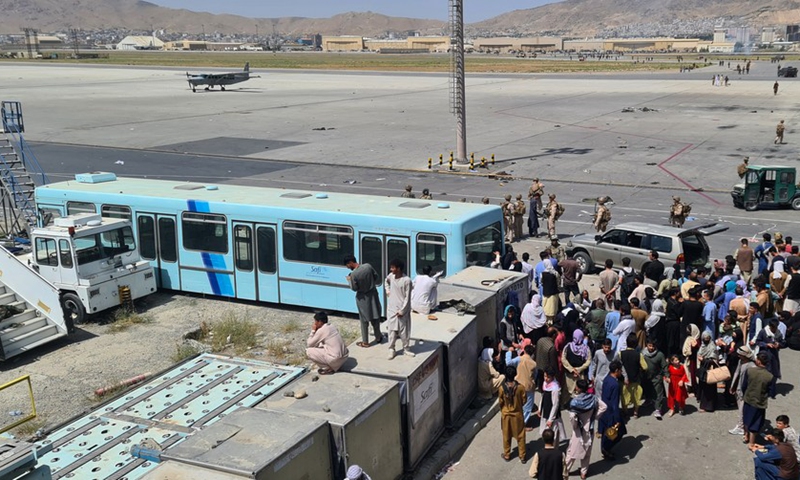 Photo taken on Aug. 16, 2021 shows people gathering at the Kabul airport in Kabul, Afghanistan.(Photo: Xinhua)