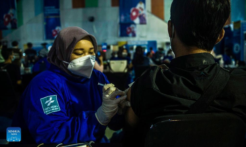 A health worker gives a dose of the COVID-19 vaccine to a man during mass vaccination in Medan, North Sumatra, Indonesia, Aug. 28, 2021.(Photo: Xinhua)