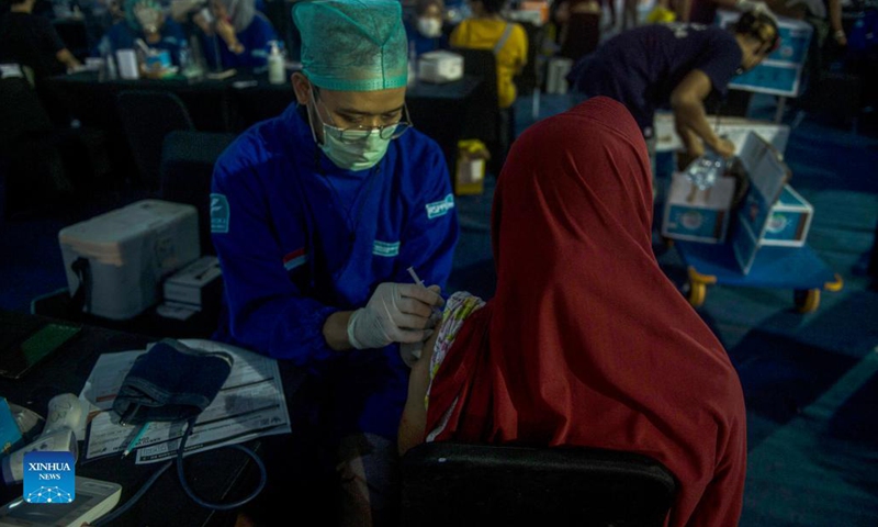 A health worker gives a dose of the COVID-19 vaccine to a woman during mass vaccination in Medan, North Sumatra, Indonesia, Aug. 28, 2021. (Photo: Xinhua)