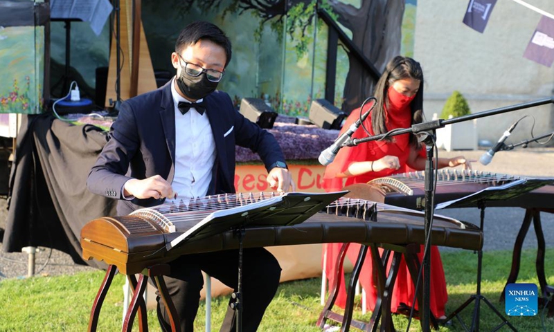 People play Guzheng, or Chinese zither, during an outdoor event featuring performance of Chinese music and songs in Dublin, Ireland, Aug. 28, 2021.(Photo: Xinhua)