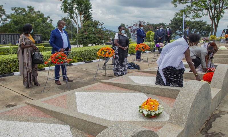 Families of politicians killed during the 1994 genocide against the Tutsi lay wreaths at their graves at Rebero genocide memorial in Kigali, Rwanda, on April 13, 2021.(Photo: Xinhua)