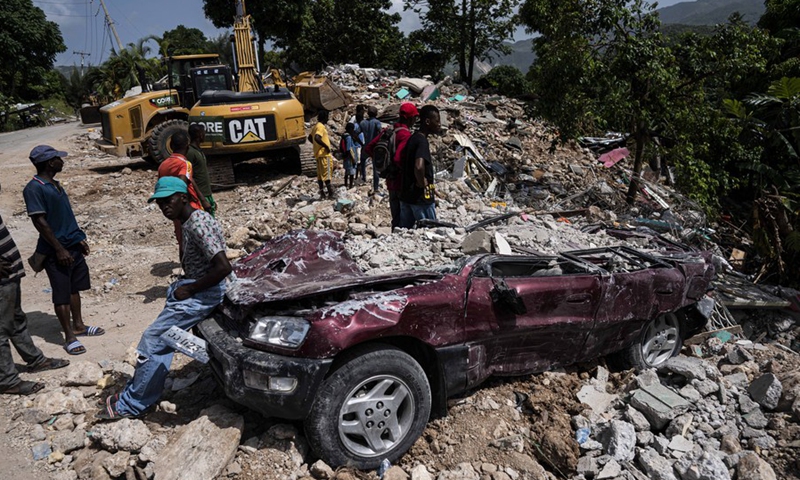 People look at the damage caused by the 7.2-magnitude earthquake on Aug. 14 in Marceline near Les Cayes, Haiti, on Aug. 22, 2021.(Photo: Xinhua)