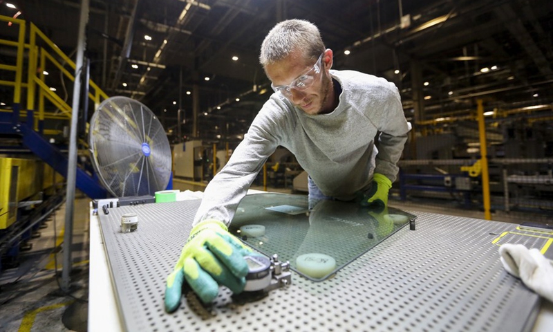 A worker does quality inspection at the Fuyao Glass America (FGA) facility in Moraine of Dayton in Ohio, the United States, Aug. 21, 2018.(Photo: Xinhua)