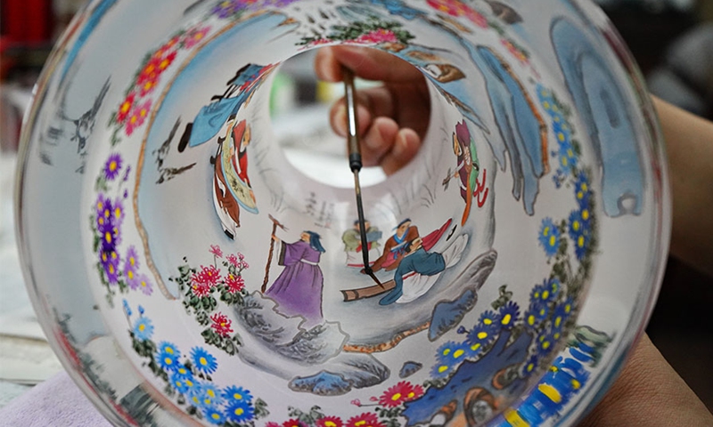 Wang Ziyong creates inside painting works at a museum featuring inside painting in Taocheng District of Hengshui City, north China's Hebei Province, Sept. 4, 2021.(Photo: Xinhua)