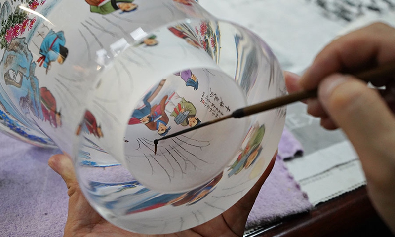 Wang Ziyong creates inside painting work on the inside surface of a snuff bottle at a museum featuring inside paintings in Taocheng District of Hengshui City, north China's Hebei Province, Sept. 4, 2021.(Photo: Xinhua)
