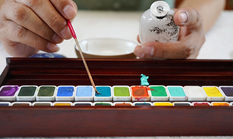 Wang Ziyong creates inside painting work on the inside surface of a snuff bottle at a museum featuring inside paintings in Taocheng District of Hengshui City, north China's Hebei Province, Sept. 4, 2021.(Photo: Xinhua)