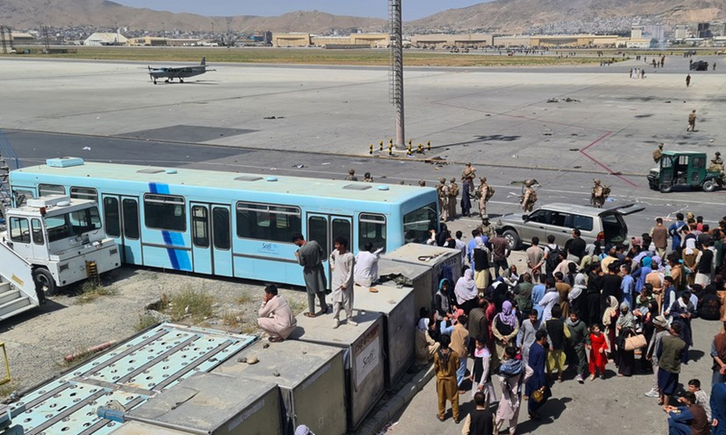 Photo taken on Aug. 16, 2021 shows people gathering at the Kabul airport in Kabul, Afghanistan.(Photo: Xinhua)