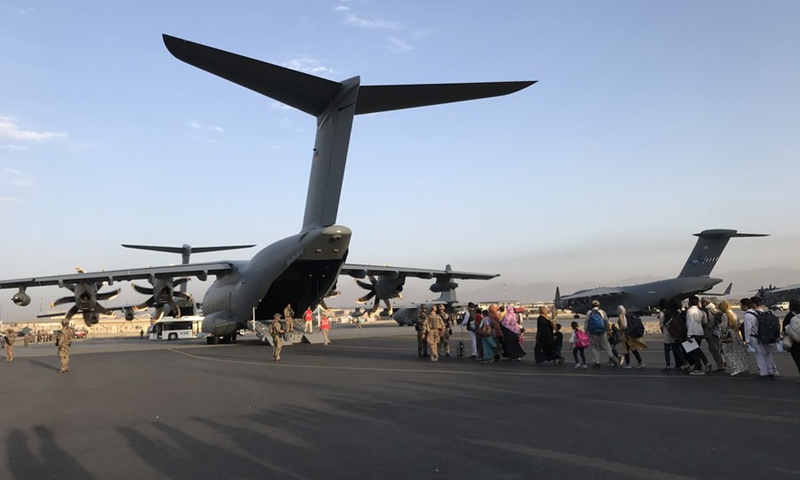 People queue up to board a military aircraft of Germany and leave Kabul at Kabul airport, Afghanistan, Aug. 24, 2021. (Photo: Xinhua)
