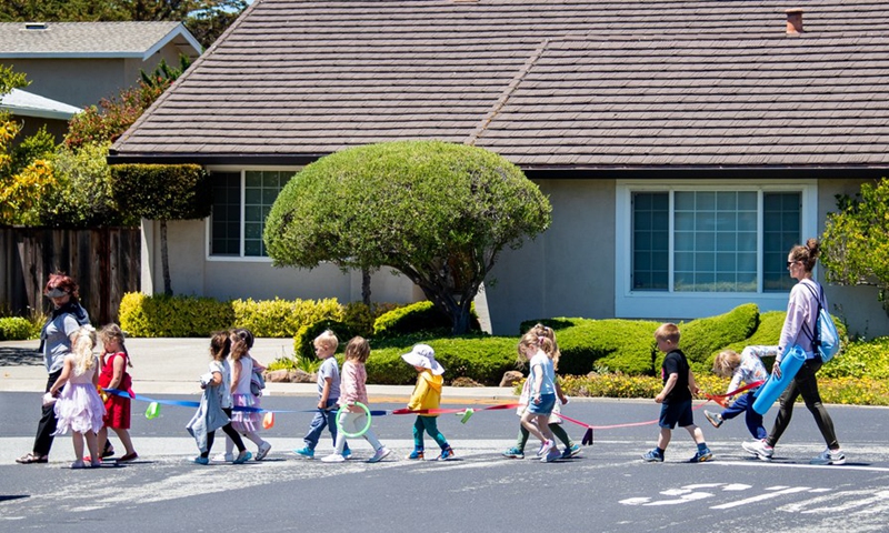Children go out with their teachers in San Francisco, California, the United States, June 15, 2021.(Photo: Xinhua)