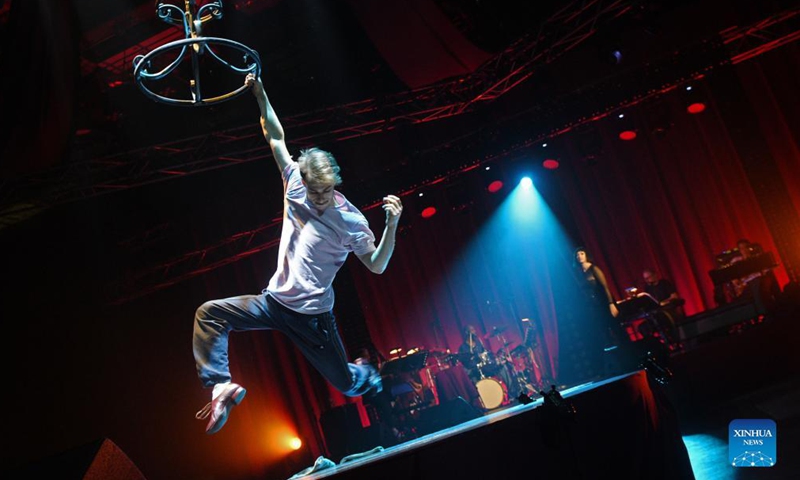 An artist performs during a rehearsal for La Clique circus cabaret show at Singapore's Marina Bay Sand convention hall on Sep 17, 2021.Photo:Xinhua