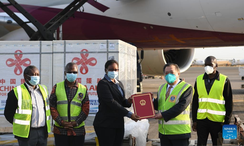 Zhang Yijun (2nd R), minister counselor at the Chinese Embassy in Kenya, and Susan Mochache (C), principal secretary of the Ministry of Health, attend the handover ceremony of China-donated COVID-19 vaccines at an airport in Nairobi, Kenya, Sept. 18, 2021.Photo: Xinhua
