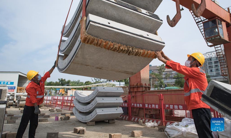 Workers work at the construction site of a sewage interception box culvert project in Wuhan, central China's Hubei Province, Sept. 19, 2021, the first day of the 3-day Mid-Autumn Festival holiday. (Photo:Xinhua)