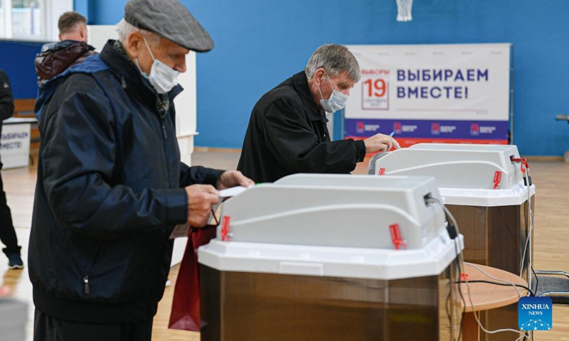People cast their votes into the ballot box during the elections of the State Duma of Russia, in Moscow, Russia, Sept. 19, 2021. Russia holds elections for deputies of the State Duma, or the lower house of parliament, from Sept. 17 to 19. (Xinhua)
