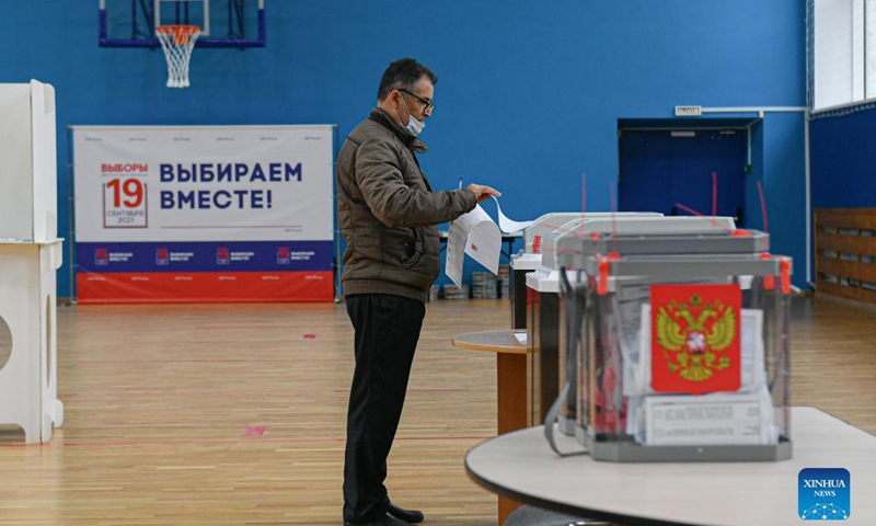 A man casts his vote into the ballot box during the elections of the State Duma of Russia, in Moscow, Russia, Sept. 19, 2021. Russia holds elections for deputies of the State Duma, or the lower house of parliament, from Sept. 17 to 19. (Xinhua)