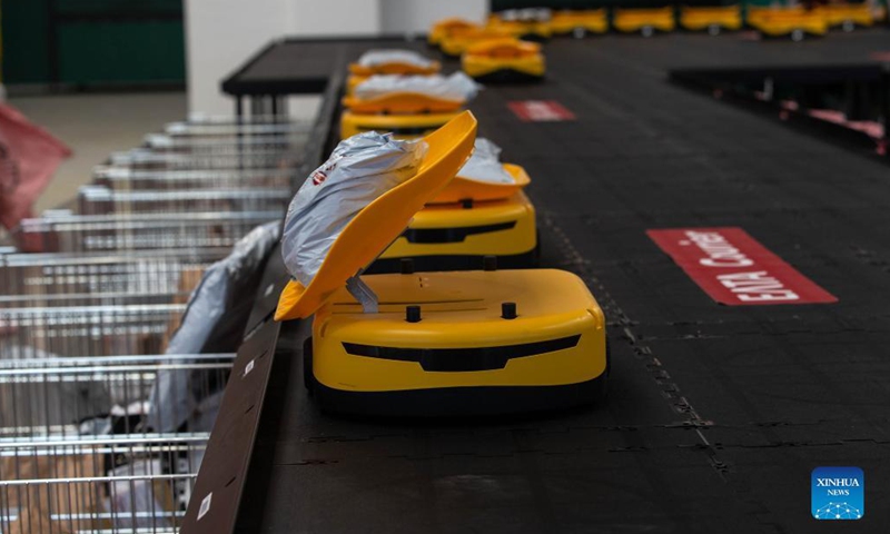 Chinese-made robots distribute parcels at the facilities of Greece's national postal services provider Hellenic Post (ELTA in Greek), at Kryoneri, a northern suburb of Athens, Greece, Sept. 14, 2021. The ELTA in Greek has started using a Chinese-made robotic system for sorting mail items, aiming to accelerate the process and improve service for customers.(Photo: Xinhua)