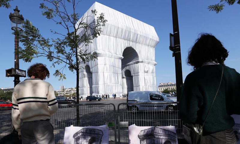 People sketch for the wrapped Arc de Triomphe in Paris, France, Sept. 21, 2021. The entire Arc de Triomphe at the top of the Champs-Elysees in Paris is to stay wrapped in fabric for two weeks, an art installation conceived by the late artist Christo and inaugurated on Thursday by French President Emmanuel Macron.(Photo: Xinhua)