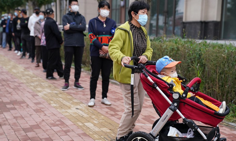 Residents wait for nucleic acid tests at a testing point in Nangang District of Harbin, northeast China's Heilongjiang Province, Sept. 22, 2021.(Photo: Xinhua)