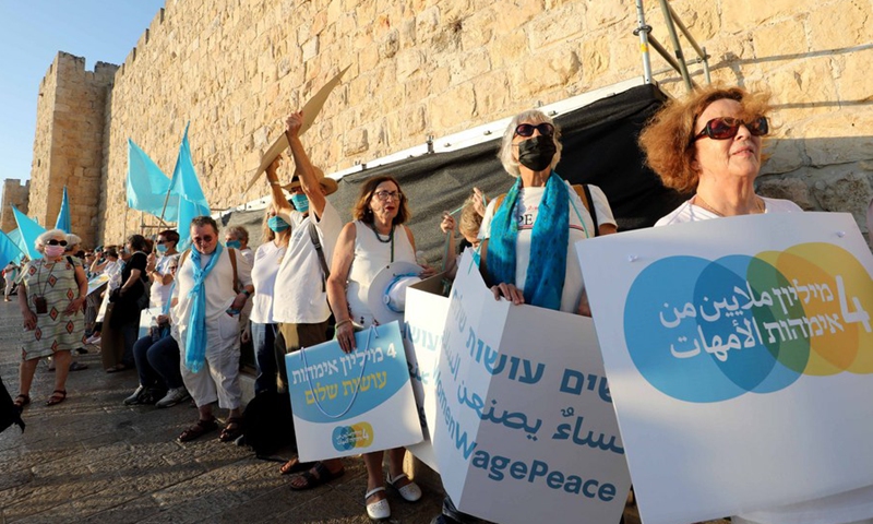 In honor of International Peace Day, Jewish and Arab women stand in a human chain around the walls of East Jerusalem's Old City on Sept. 22, 2021.(Photo: Xinhua)
