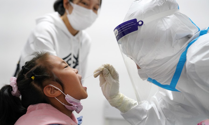 A resident receives a nucleic acid test at a testing point in Nangang District of Harbin, northeast China's Heilongjiang Province, Sept. 22, 2021.(Photo: Xinhua)