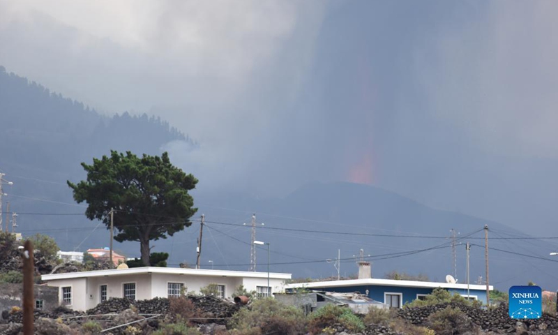 Photo taken on Sept. 21, 2021 shows the eruption of the Cumbre Vieja volcano on the island of La Palma in the Canary Islands, Spain. The eruption of the Cumbre Vieja volcano is expected to last between 24 and 84 days, the Volcanology Institute of the Canary Islands (INVOLCAN) said on Wednesday.(Photo: Xinhua)