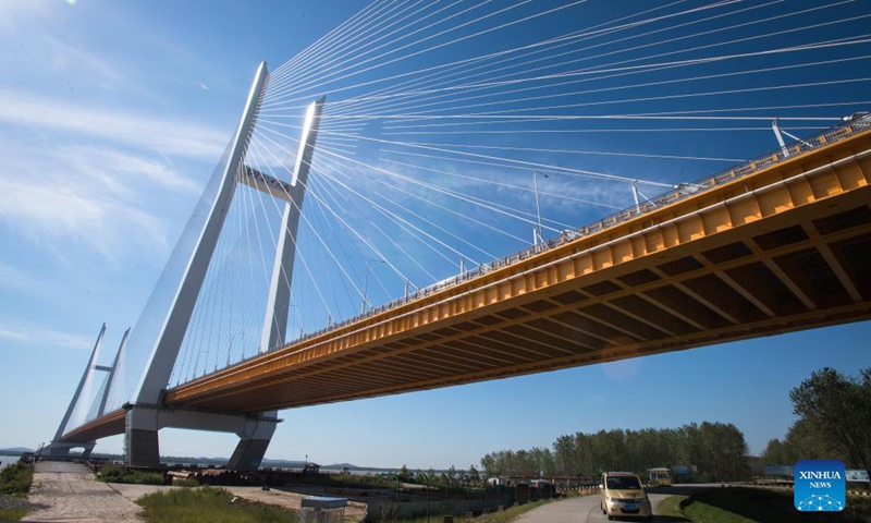 Photo taken on Sept. 25, 2021 shows the Chibi Yangtze River road bridge in central China's Hubei Province. Two new bridges over the Yangtze River opened to traffic Saturday in central China's Hubei Province. With a total length of 31 km and an 808-meter-long main span, the Wuxue Yangtze River road bridge links Wuxue City with Yangxin County of Huangshi City. The bridge has six lanes with a designed speed of 100 kph.(Photo: Xinhua)