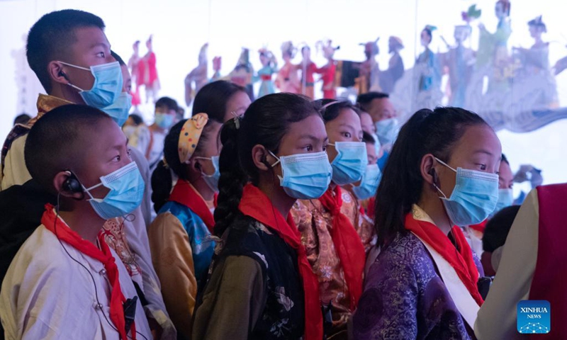 A group of students from Riwoqe County of southwest China's Tibet Autonomous Region visit the Chengdu Museum in Chengdu, southwest China's Sichuan Province, Sept. 23, 2021. At the beginning of this new semester, 15 Tibetan students, accompanied by their teachers, started a class trip sponsored by a student aid fund that rewards and supports students from poor families with excellent academic performance in Riwoqe County, southwest China's Tibet Autonomous Region.(Photo: Xinhua)