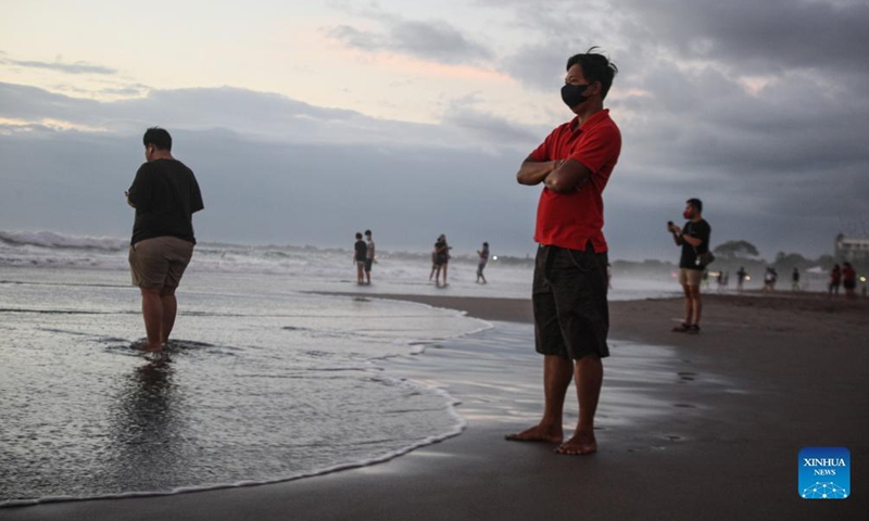 Orang-orang mengunjungi Pantai Sanur di Bali, Indonesia, 3 Oktober 2021. Pemerintah Indonesia pada hari Senin memperpanjang pembatasan pergerakan masyarakat, yang dikenal secara lokal sebagai PPKM, yang berakhir pada hari Senin, hingga 18 Oktober, sambil mengurangi pembatasan di tempat-tempat umum termasuk pusat perbelanjaan, tempat hiburan dan tempat olahraga.  (Foto oleh Bima/Xinhua)