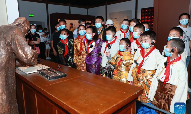 A group of students from Riwoqe County of southwest China's Tibet Autonomous Region visit the Chengdu Museum in Chengdu, southwest China's Sichuan Province, Sept. 23, 2021. At the beginning of this new semester, 15 Tibetan students, accompanied by their teachers, started a class trip sponsored by a student aid fund that rewards and supports students from poor families with excellent academic performance in Riwoqe County, southwest China's Tibet Autonomous Region.(Photo: Xinhua)
