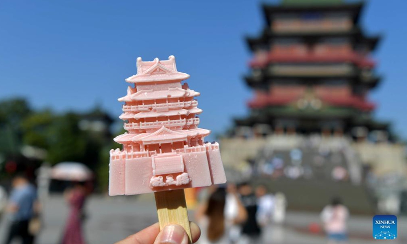 Photo taken on Oct. 5, 2021 shows an ice cream in the shape of the Tengwang Pavilion at the Tengwang Pavilion scenic spot in Nanchang, capital of east China's Jiangxi Province. (Xinhua/Peng Zhaozhi)