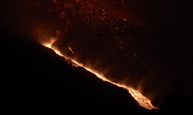 Photo taken on Sept. 24, 2021 shows the scene of volcanic eruption of Cumbre Vieja volcano in La Palma, Spain. (Photo: Xinhua)