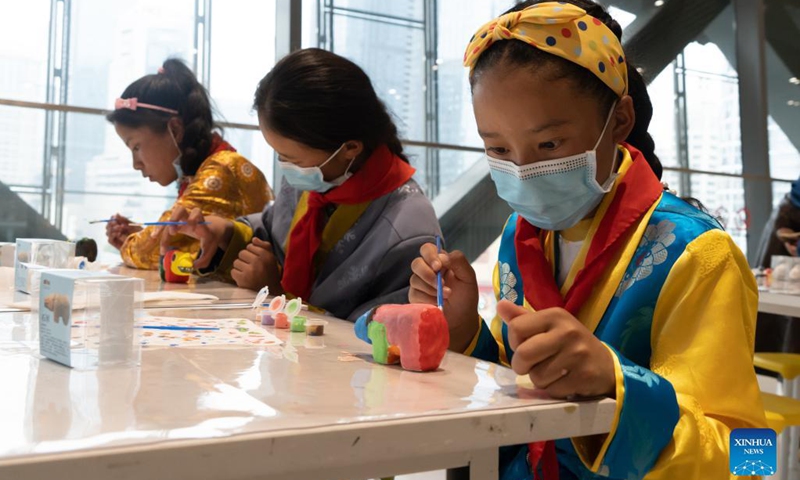 A group of students from Riwoqe County of southwest China's Tibet Autonomous Region make handicrafts at the Chengdu Museum in Chengdu, southwest China's Sichuan Province, Sept. 23, 2021. At the beginning of this new semester, 15 Tibetan students, accompanied by their teachers, started a class trip sponsored by a student aid fund that rewards and supports students from poor families with excellent academic performance in Riwoqe County, southwest China's Tibet Autonomous Region.(Photo: Xinhua)