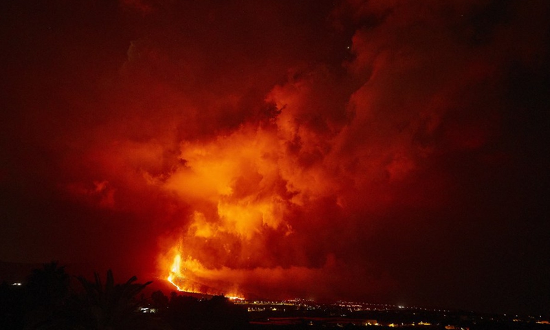 Photo taken on Sept. 24, 2021 shows the scene of volcanic eruption of Cumbre Vieja volcano in La Palma, Spain. (Photo: Xinhua)