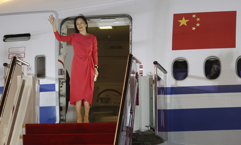 Meng Wanzhou waves to a cheering crowd as she steps out of a charter plane at Shenzhen Bao'an International Airport in Shenzhen, south China's Guangdong Province, Sept. 25, 2021.(Photo: Xinhua)